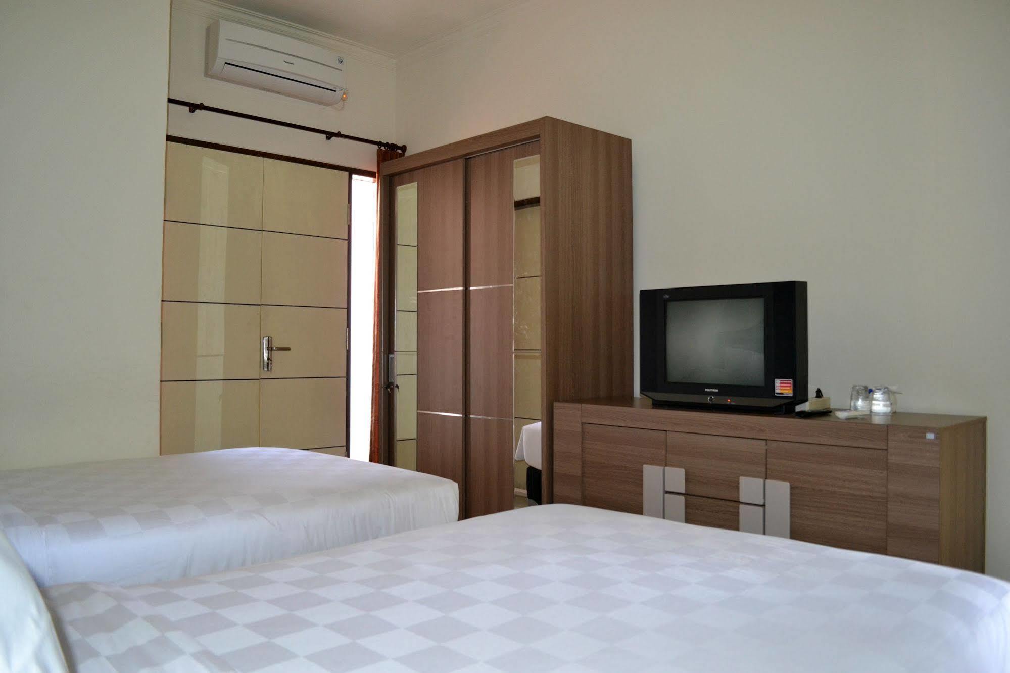 Ivanka Airport Inn Kuta Lombok Exterior foto
