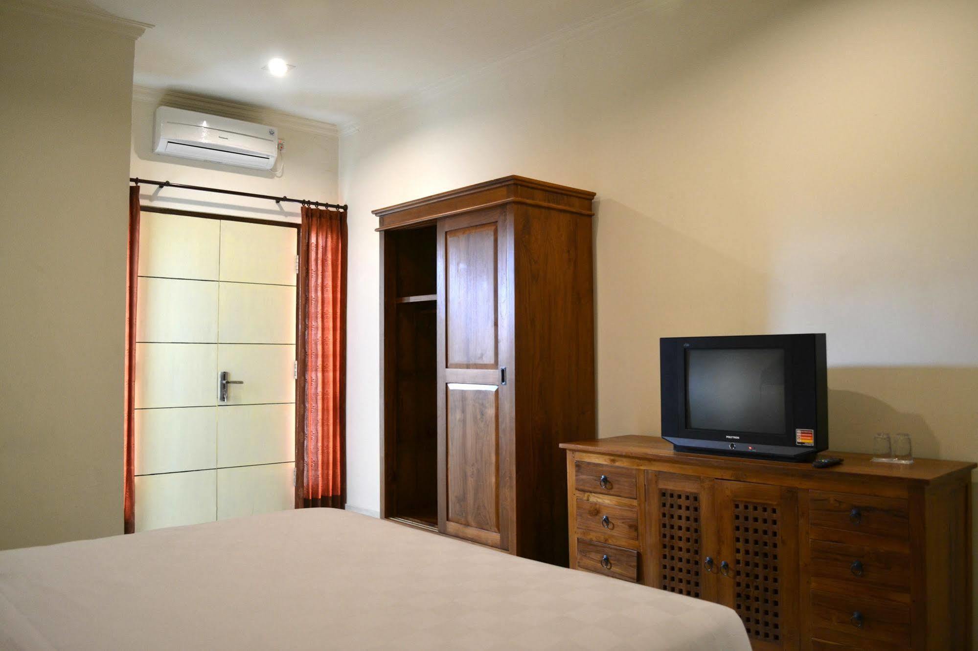 Ivanka Airport Inn Kuta Lombok Exterior foto